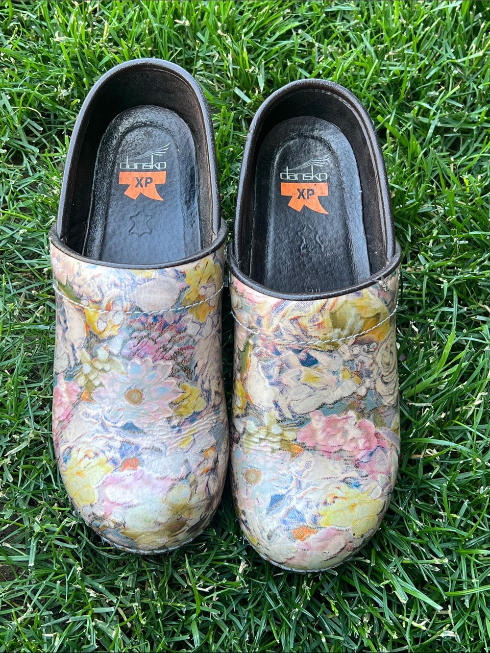 zuecos profesionales Dansko Pro XP floral slip resistant